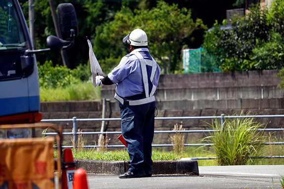 写真：装備一式支給。仮払い制度もあり